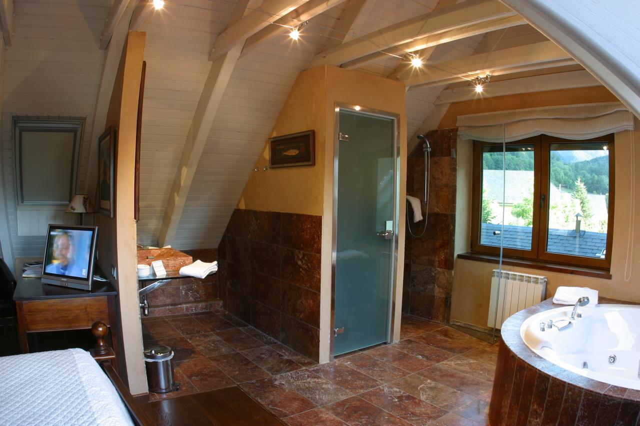 Suite with Spa Bath,665866407:JPEG